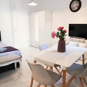 Apartamento Verano / Next To Kolovare, Zadar